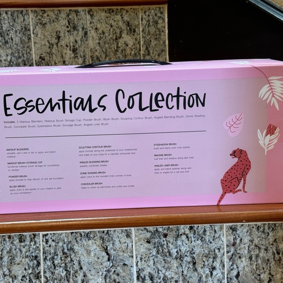 Mothers Day Essential collection makeup brush set gift box - Picture 3 of 4